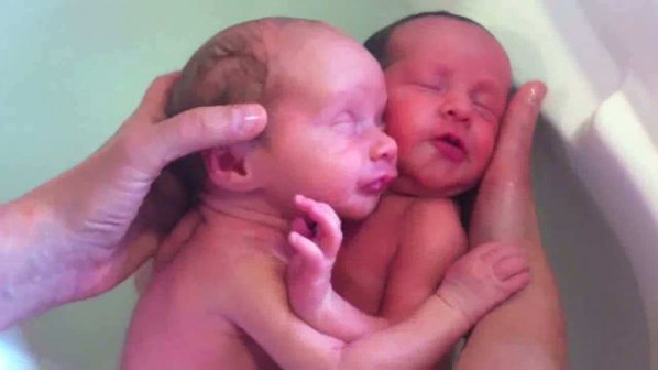 Близнаци си мислят, че са още в утробата на майка си (видео)